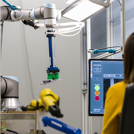 New cloud software platform for logistics applications enables people and warehouse robots to work collaboratively and efficiently in parcel handling and each picking. (Courtesy of Plus One Robotics)